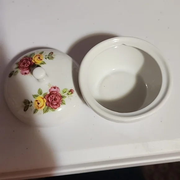 ASSORTMENT OF WHITE CERAMICS. - Picture 3 of 13